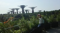E植物園にて(後ろのタワーは吊構造の連絡通路がエキサイティングでした!).jpg